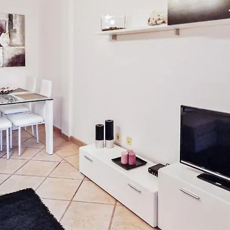 Beautiful Apartment In Costa Adeje With Outdoor Swimming Pool, Wifi And 2 Bedrooms شقة